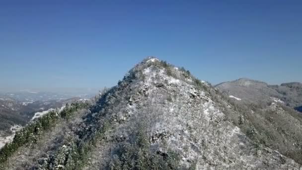 Воздух Летит Небольшому Скалистому Холму Покрытому Свежим Снегом — стоковое видео