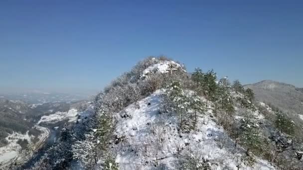 Aéreo Voando Direção Pequena Colina Rochosa Coberta Neve Fresca — Vídeo de Stock