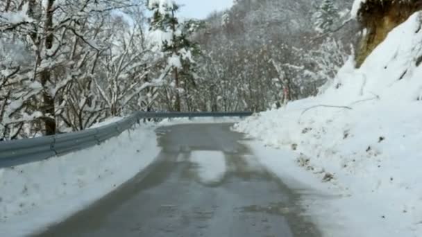 Езда Машине Горной Дороге Зимой Дороги Покрыты Белым Снегом — стоковое видео