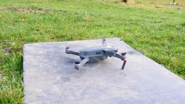 Primo Piano Sulle Eliche Drone Avviamento Riscaldamento Prima Iniziare Sue — Video Stock