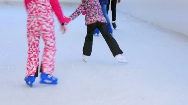 Kinderen Schaatsen Kunstmatige Overdekte Ijsbaan Close Schaats Pootjes Bewegen Rond — Stockvideo