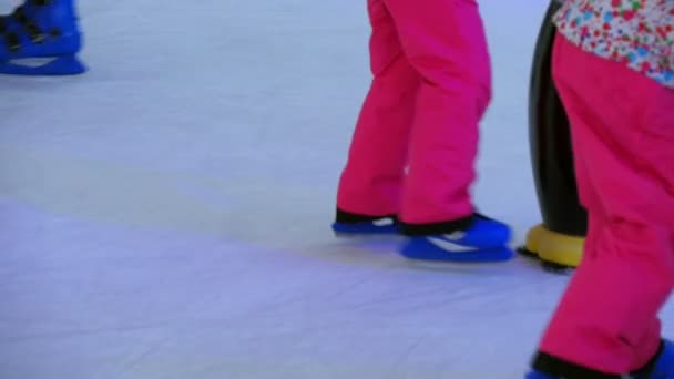 Close Kinderen Leren Schaatsen Kunstmatige Ijsbaan Met Hulp Van Kunststof — Stockvideo