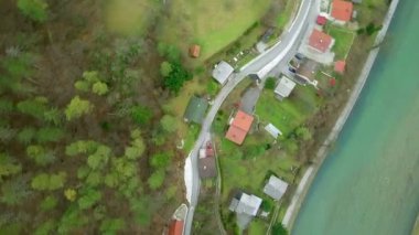 Hava: Nehri ve küçük yerleşim civarı dönüm üzerinde uçan. Yeşil bir sürü yüzeyler yuvarlak evleri.