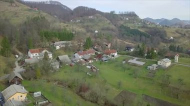 Hava: Slovence Hills küçük köy doğru uçan. Sabah güneşi gelme dışarı ile filme.