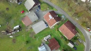 Anteni: Slovence Hills küçük çiftlik üzerinde uçan uçak. Sabah güneşi gelme dışarı ile filme.