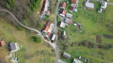 Hava: kaç kalan çiftlikleri ile küçük bir köy üzerinde uçan. Aşağıdaki küçük yol Sloven Hills.