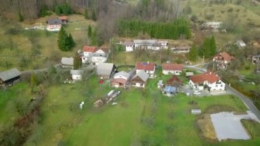 Anteni: küçük yeşil pastoral köy Hills doğru uçan uçak.