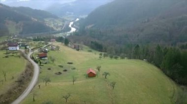 Hava: yüksekten uçuyor ve güzel Sloven manzara gösterilen robot. Tepeler ve ormanlar ile dolu her yerde ev sahipliği yapmaktadır. Arka planda Vadisi'nde büyük nehir.