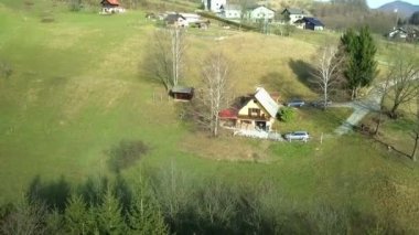 Anteni: dron küçük hafta sonu evi Hills doğru uçan. Güzel doğa ve çayırlar bir sürü ile çevrili ev.