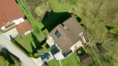 Hava: yukarı kaldırarak Müstakil Ev ve dönüm yuvarlak robot. Sokağın geçen araba.