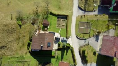 Hava: birçok sebze ve bahçeleri ile aile hortumlar için aşağı gidiyor. Evin çatısında güneş panelleri.