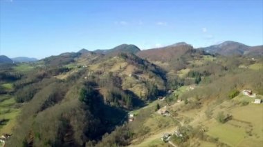 Hava: yüksekten uçuyor ve güzel Sloven manzara gösterilen robot. Her yerde tepeler ve ormanlar ile dolu evler.