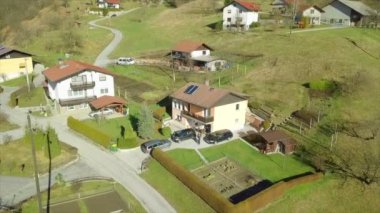 Hava: tanınmayan halklar ile müstakil ev doğru güneşli uçan.