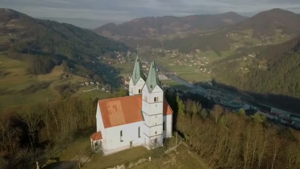 Aéreo Voando Volta Velha Igreja Católica Topo Colina Belo Dia — Vídeo de Stock