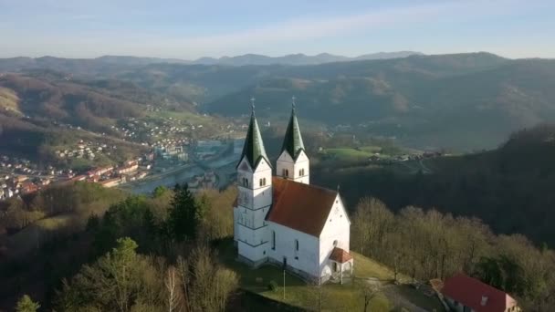 Hava Yuvarlak Eski Katolik Kilisesi Tepenin Üstüne Güzel Güneşli Kış — Stok video