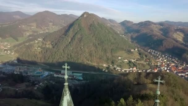Aéreo Voando Sobre Igreja Com Duas Torres Direção Pequena Colina — Vídeo de Stock