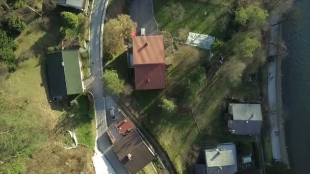 Lotnicze Idąc Dół Osiedle Drone Ulica Domy Rodzinne Mnóstwo Drzew — Wideo stockowe