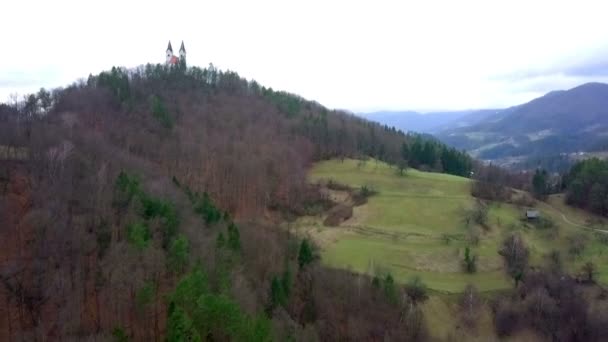 Légi Felemelve Előtt Templom Tetején Kis Dombon Sok Sok Erdő — Stock videók