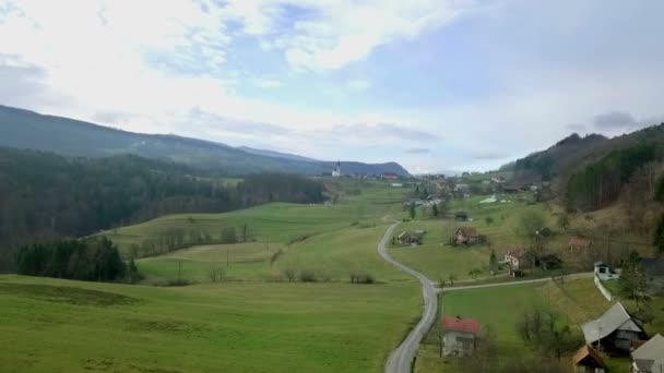 Antenowe Latanie Zielonych Wzgórzach Słoweński Wiele Domów Kościołów Filmowanie Rano — Wideo stockowe