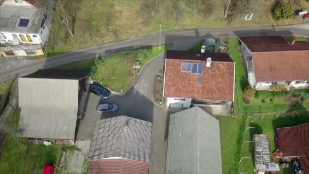 Antenn Drone Flyger Över Liten Gård Slovenska Hills Filma Morgon — Stockvideo
