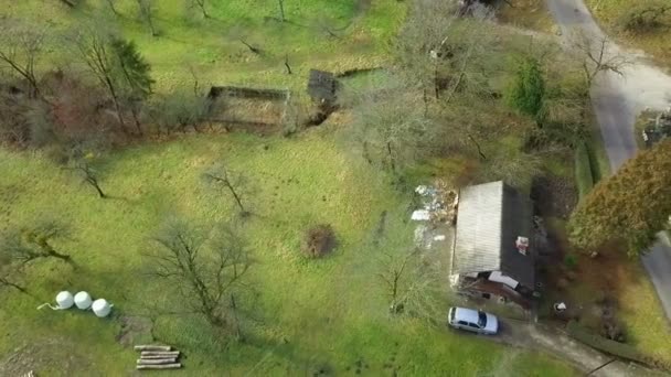 Aérea Drone Volando Sobre Una Pequeña Granja Las Colinas Eslovenas — Vídeos de Stock