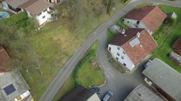 Antenn Drone Flyger Över Liten Gård Slovenska Hills Filma Morgon — Stockvideo