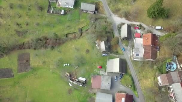 Antenn Flyga Över Slovenska Bergsväg Efter Blå Bil Full Hus — Stockvideo