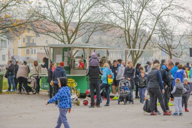 Lasko, Slovenya, 11.11.2017, sadaka çalıştırmak: dışarı asılı çalıştırdıktan sonra katılımcılar.