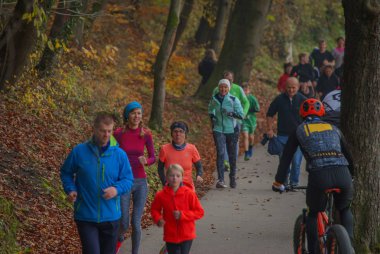 Lasko, Slovenya, 11.11.2017, sadaka çalıştırmak: Parkı ile çalışan katılımcıların.