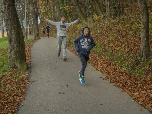 Lasko, Slovenya, 11.11.2017, sadaka çalıştırmak: Parkı ile çalışan katılımcıların.