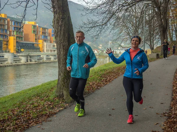 Lasko Slowenien 2017 Benefizlauf Teilnehmer Laufen Fluss — Stockfoto