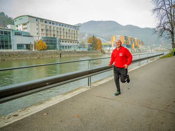 Lasko Slovenië 2017 Liefdadigheid Uitvoeren Rood Gekleed Kerel Die Loopt — Stockfoto