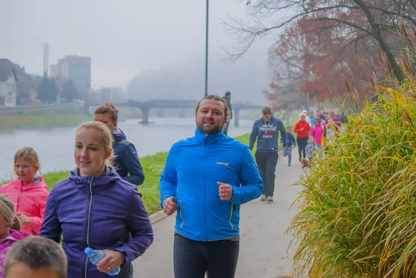 Lasko, Slovenya, 11.11.2017, sadaka çalıştırmak: Grup koşucu, yarışın başlamasından.