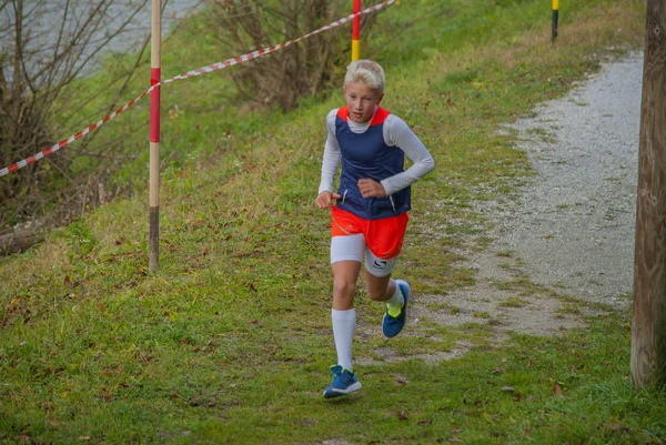 拉斯科 斯洛文尼亚 2017 慈善奔跑 男孩赛跑者在河旁边 — 图库照片