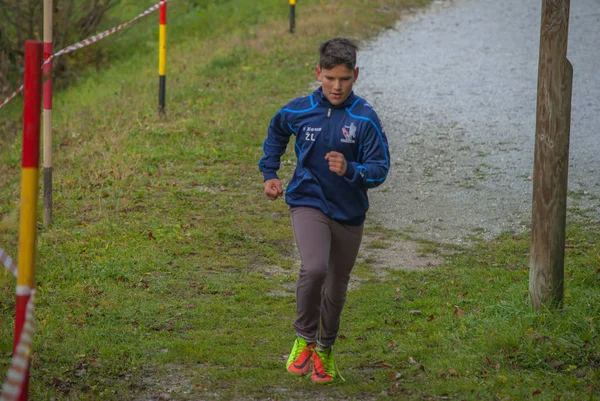 Lasko Slovenië 2017 Liefdadigheid Uitvoeren Boy Runner Naast Rivier — Stockfoto