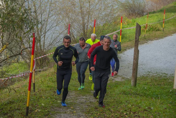 Lasko Slowenien 2017 Benefizlauf Teilnehmer Laufen Fluss — Stockfoto