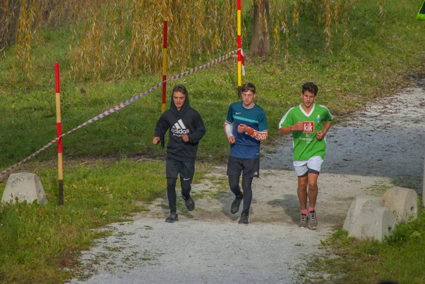 Lasko, Slovenya, 11.11.2017, sadaka çalıştırmak: Nehri yakınında çalışan çocuklar.