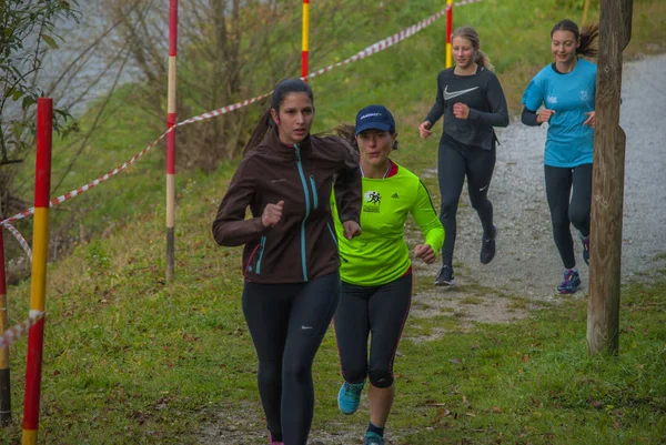 Lasko Slovenië 2017 Liefdadigheid Uitvoeren Deelnemers Uitgevoerd Door Rivier — Stockfoto