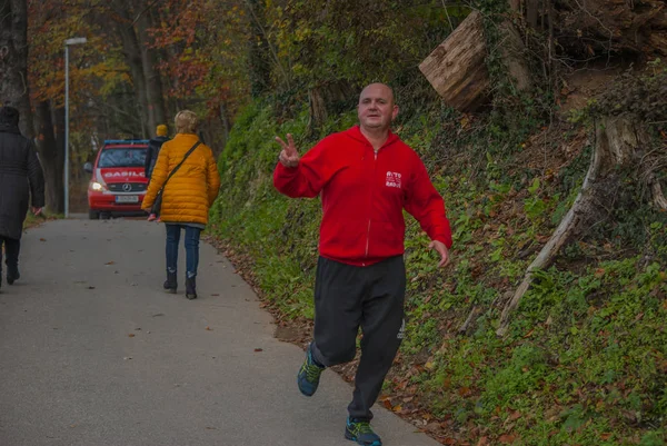 Lasko Slovenië 2017 Charity Run Laatste Deelnemer Met Escort — Stockfoto