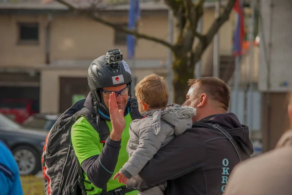 Lasko, Slovenya, 11.11.2017, sadaka çalıştırmak: yamaçparaşütü tebrik etkilenen aile.