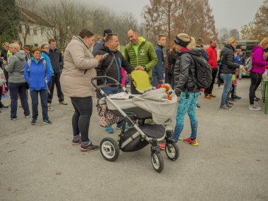 Lasko, Slovenya, 11.11.2017, sadaka çalıştırmak: dışarı asılı çalıştırdıktan sonra katılımcılar.