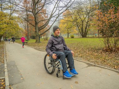 Lasko, Slovenya, 11.11.2017, sadaka çalıştırmak: tekerlekli sandalyede katılımcı.