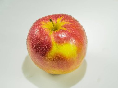 Güzel Olgun kırmızı elma closeup beyaz