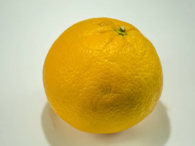Olgun sulu sarı limon closeup beyaz