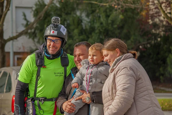 Lasko, Slovenya, 11.11.2017, sadaka çalıştırmak: yamaçparaşütü etkilenen aile ile.
