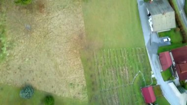 Anteni: küçük yerleşim ile lots-in yeşil yüzeyler üzerinde uçan uçak.