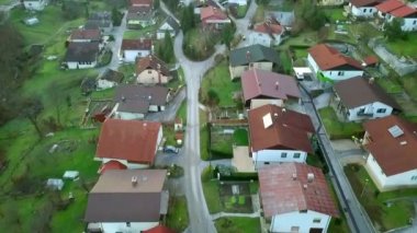 Anteni: dron küçük yerleşim ile lots-in yeşil yüzeyler üzerinde uçan. Sessiz mahallede ve kaç çocuk futbol sahada oyun.