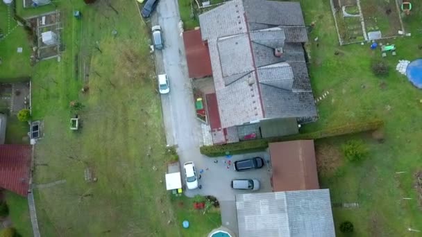 Antenn Drone Lyft Upp Från Husen Belevat Uppgörelse Massor Gröna — Stockvideo