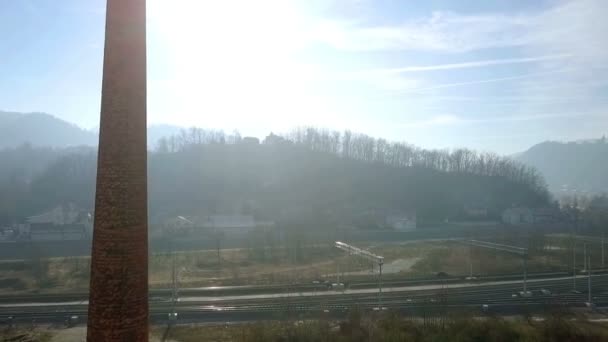 废弃的旧工厂烟囱 背景是阳光和铁路 老烟囱修造从黏土红砖留下单独站立 — 图库视频影像