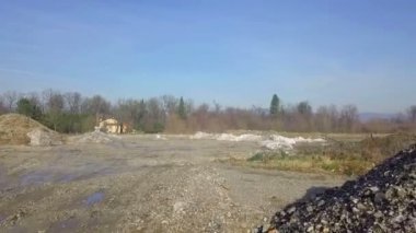 Hava: çamurlu boşluk kalan bazı kar yığınları ile bina üzerinde gidiş dron. Güzel güneşli gün uçan düşük.